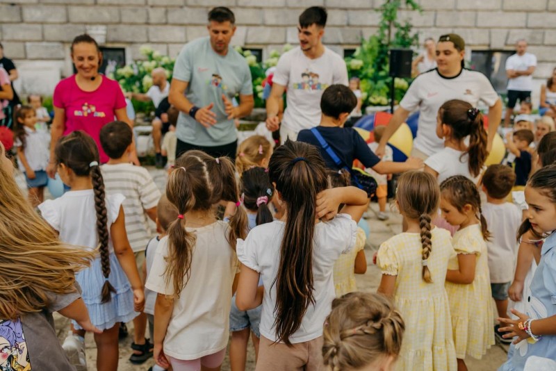 Бате и Кака - аниматор за детски рожден ден Варна - фирмено парти, коледно и тематично парти.